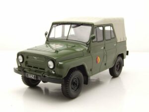 Whitebox Modellauto UAZ 469 NVA 1975 oliv grün Modellauto 1:24 Whitebox