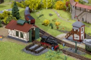 Faller Modelleisenbahn-Set Faller 222108 N Nebenbahnlokschuppen mit Blockstelle