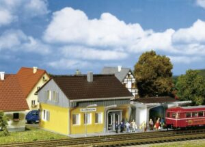 Faller Modelleisenbahn-Set Faller 282706 Z Haltepunkt Blumendorf