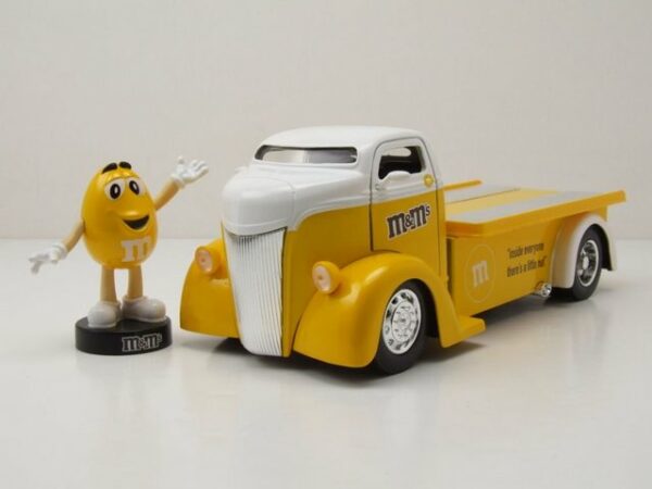 JADA Modellauto Ford COE Flatbed 1947 gelb M&Ms mit Figur Modellauto 1:24 Jada Toys