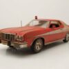 GREENLIGHT collectibles Modellauto Ford Gran Torino 1976 rot weiß verschmutzt Starsky & Hutch Modellauto