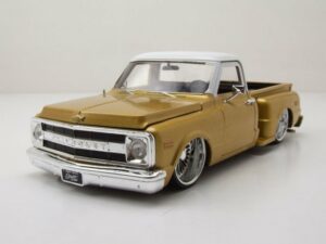 JADA Modellauto Chevrolet C-10 Stepside Lowrider Pick Up 1969 gold weiß Modellauto