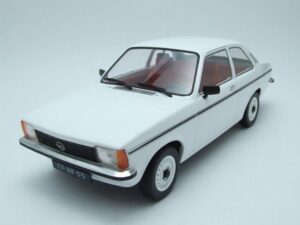 Triple9 Modellauto Opel Kadett C 2-Türer 1977 weiß Modellauto 1:18 Triple9