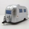 GREENLIGHT collectibles Modellauto Airstream Bambi Wohnanhänger Hitch & Tow silber mit Vorhängen Modellau