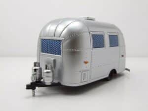 GREENLIGHT collectibles Modellauto Airstream Bambi Wohnanhänger Hitch & Tow silber mit Vorhängen Modellau