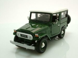 Motormax Modellauto Toyota FJ40 Land Cruiser 1974 grün weiß Modellauto 1:24 Motormax